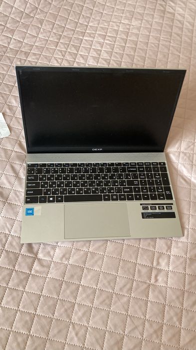 Ноутбук с наушниками