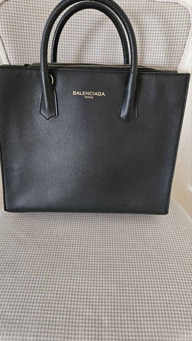 Твърда дамска чанта в черен цвят