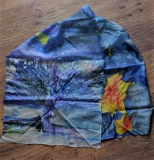 Шал, рисуван върху коприна със специални  бои. дърво на живота. любов