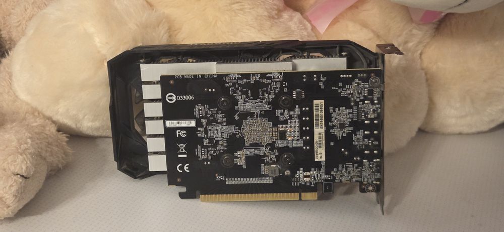 Se oferă spre vanzare placa video GTX 1650 4GB.