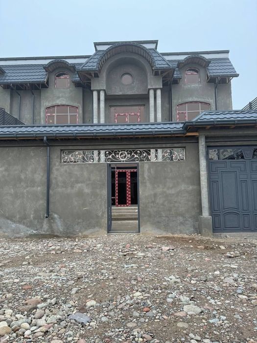 Toshmi postida 800 m kirganda 2.3 sotix 5 xona 80 % bitkan