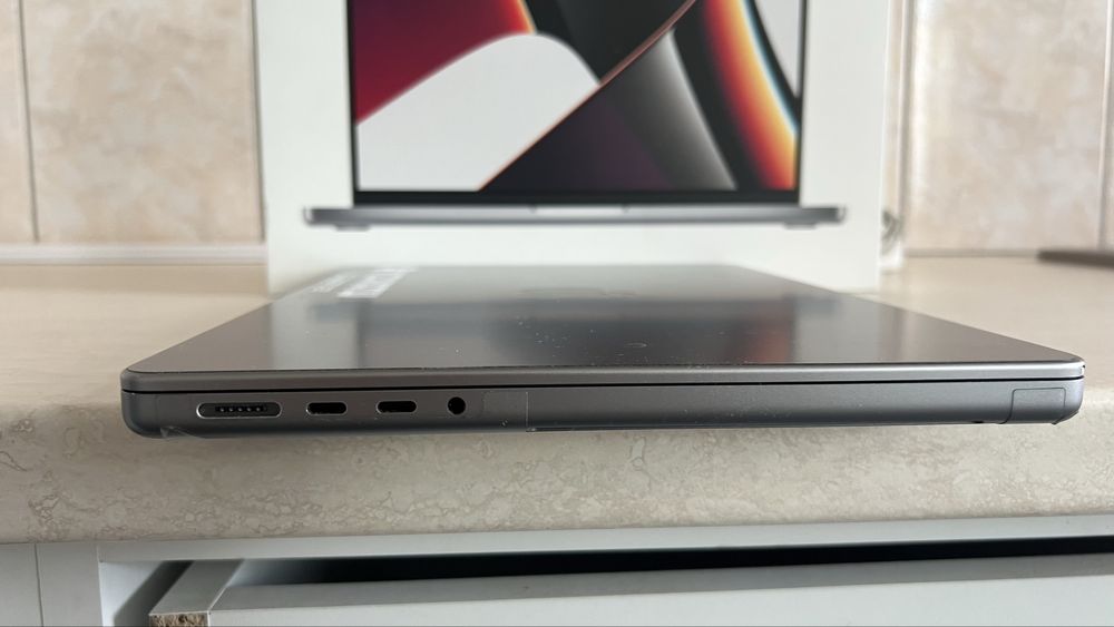 Macbook pro m1 pro 14 inchi