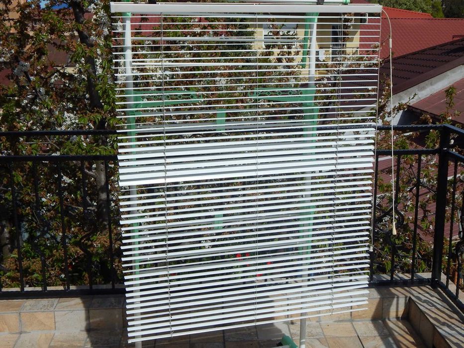 Jaluzea metalica alba dimensiuni 115 x 92 cm anii 1990 utilizata
