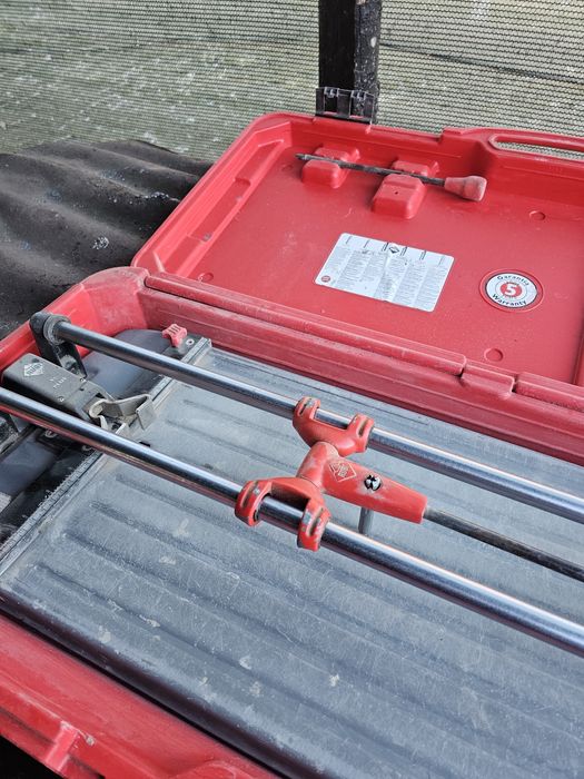 Mașina de gresie si faianță de la Ruby  original cu 6 plus unul cuțite