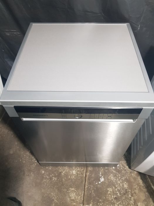 Голяма свободно стояща съдомиялна GRUNDIG