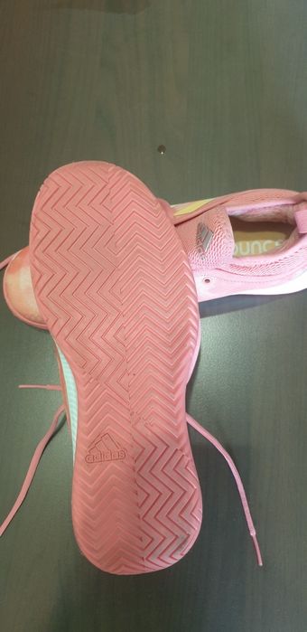 Adidasi Adidas tenis de câmp pentru fete.