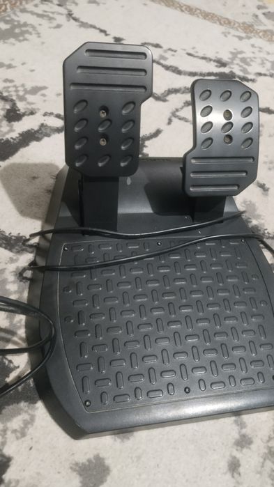 Продам игровой руль THRUSTMASTER для Ps4-Ps3