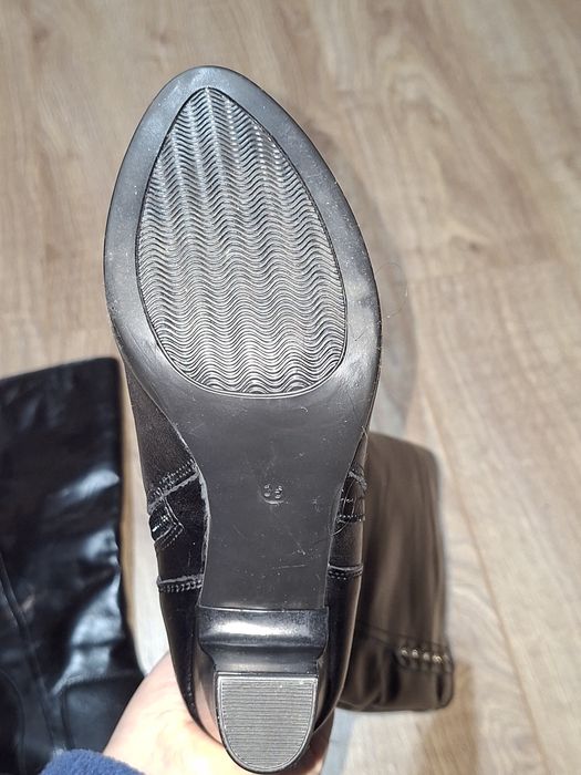 Vând cizme noi de piele