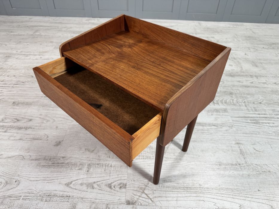 Винтидж нощно шкафче Д1146