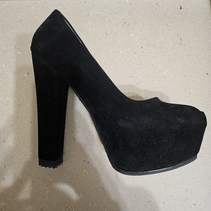 Зимни боти на ток и кубинки