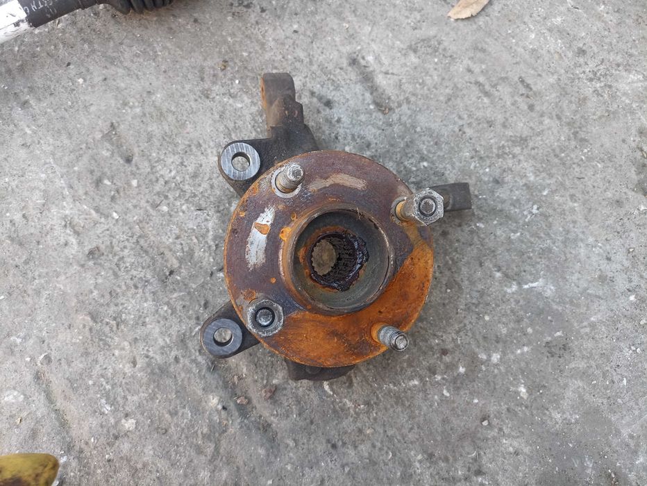 Шенкел - главина лява за Форд Фиеста МК 6 / Ford Fiesta MK6