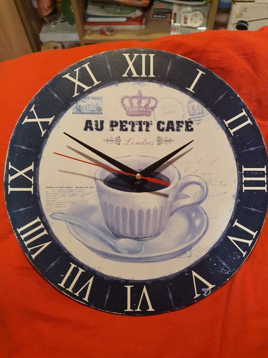 Стенен часовник с римски цифри