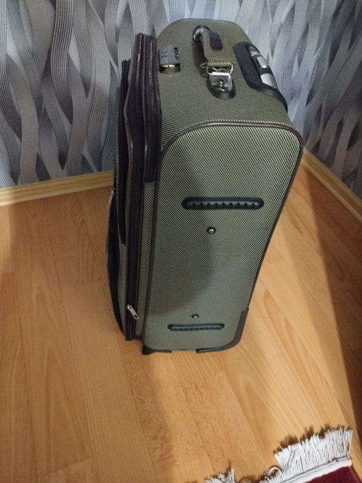 Продаю чемодан на колесах