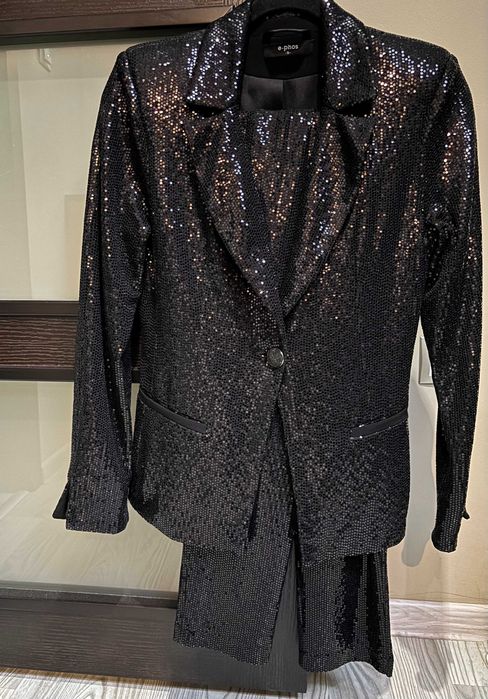 Екстравагантен дамски сет- сако и панталон с блестящ ефект