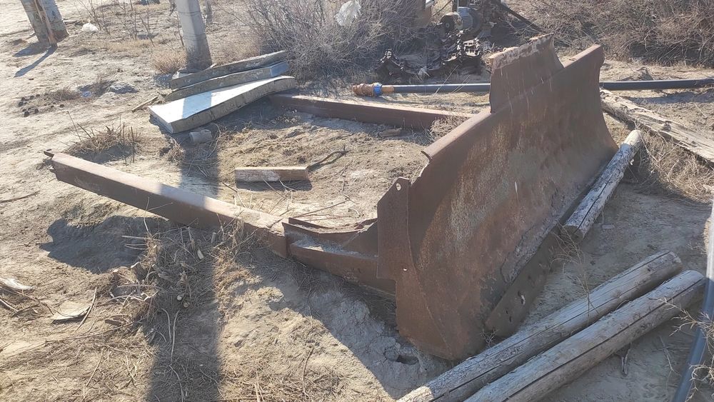 Трактор Дт-75 с плугом