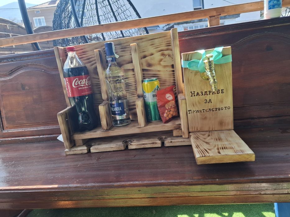 Диспенсър с дъска . Стенен диспенсър. Плато и дъска за мезе.