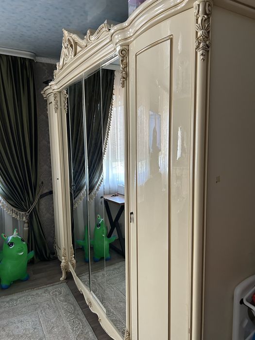 Продам большой шкаф