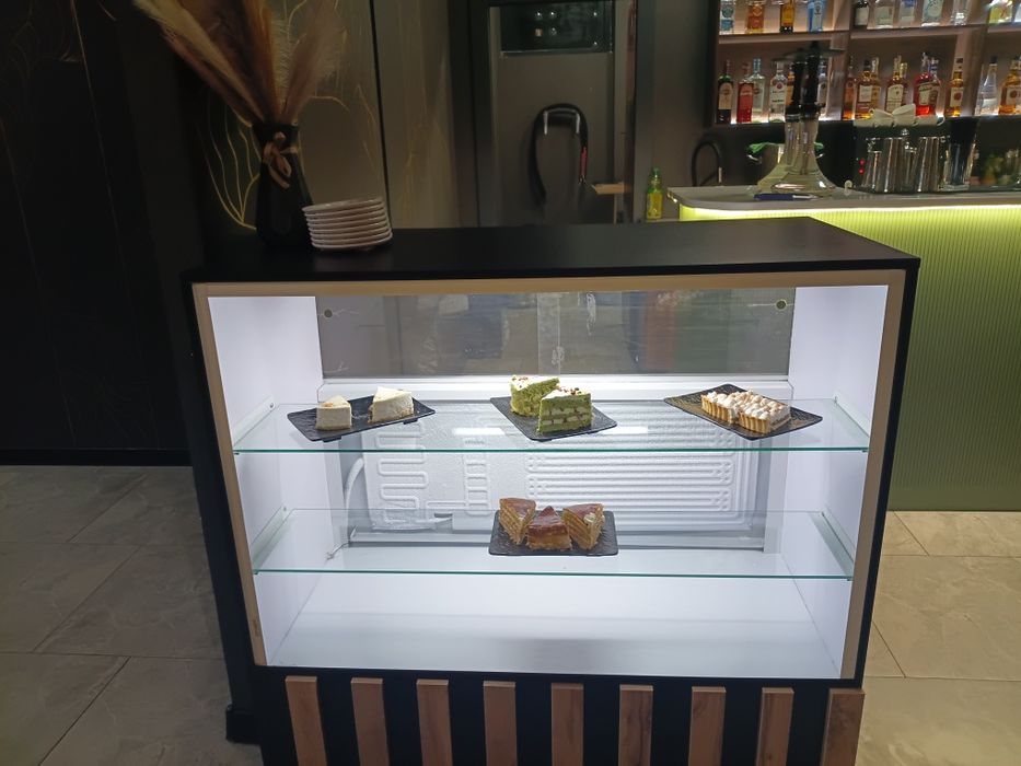 Срочно продам десертный холодильник