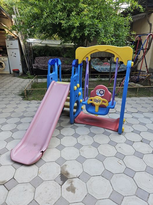 Продается детская горка и качелими
