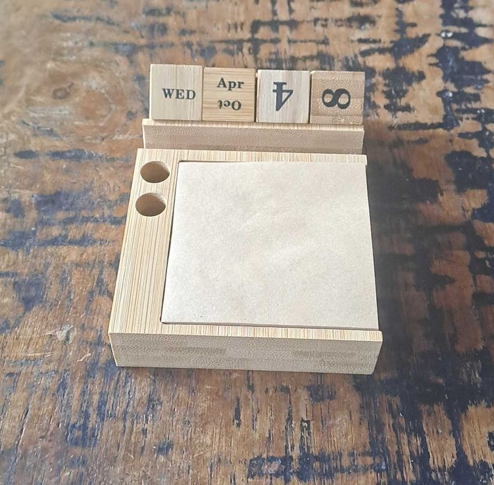 календар вечен с поставка за телефон 2 химикалки хартиено кубче бамбук