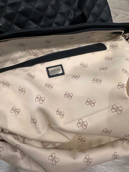 GUESS чанта в черно нова