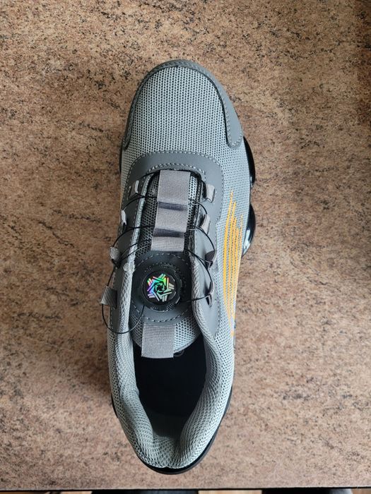 Кроссовки с металлическим носком