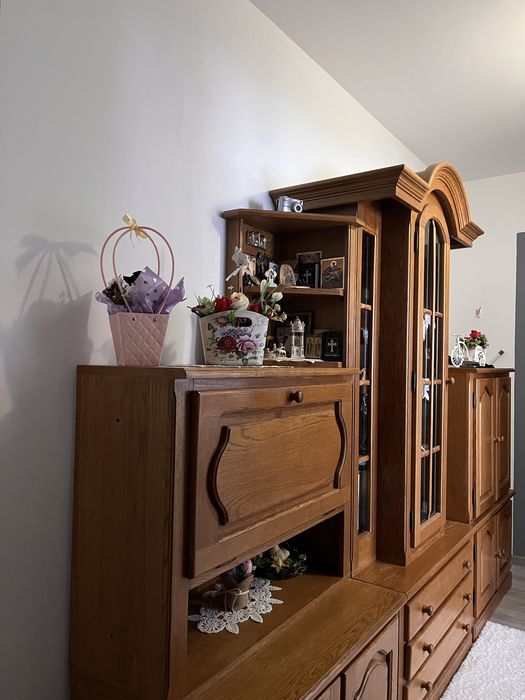 Mobilă living din lemn masiv – vitrină + dulapuri