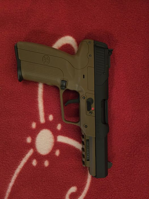 Replică airsoft FN Five-seveN GBB în stare foarte bună