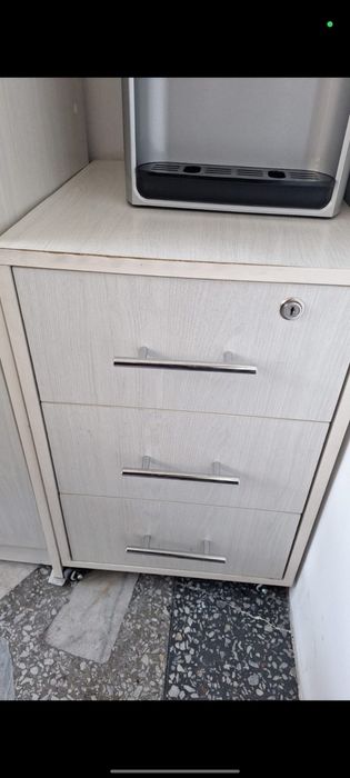 Продам офисную мебель и технику