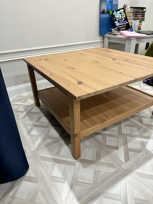 Деревянный стол в идеальном состоянии