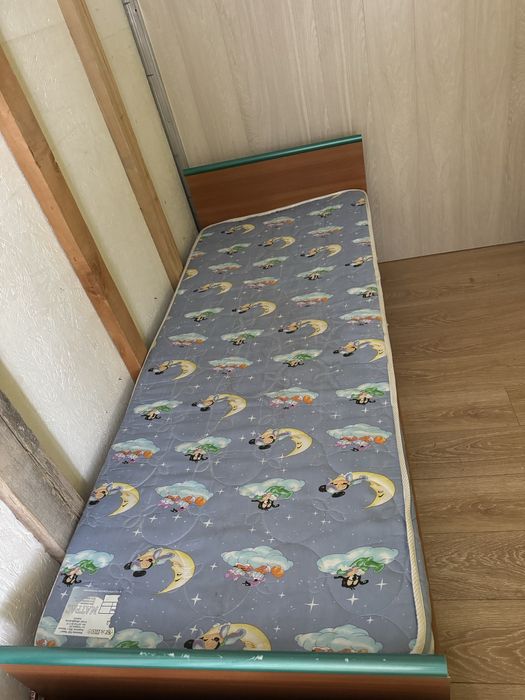 Продам кровать с матрасом