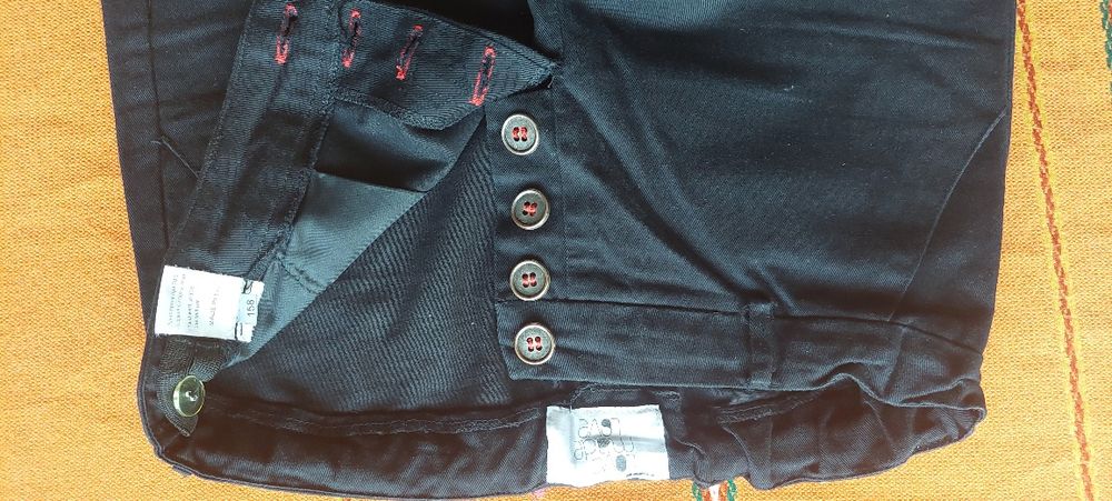 Мъжка бяла риза и два черни панталони