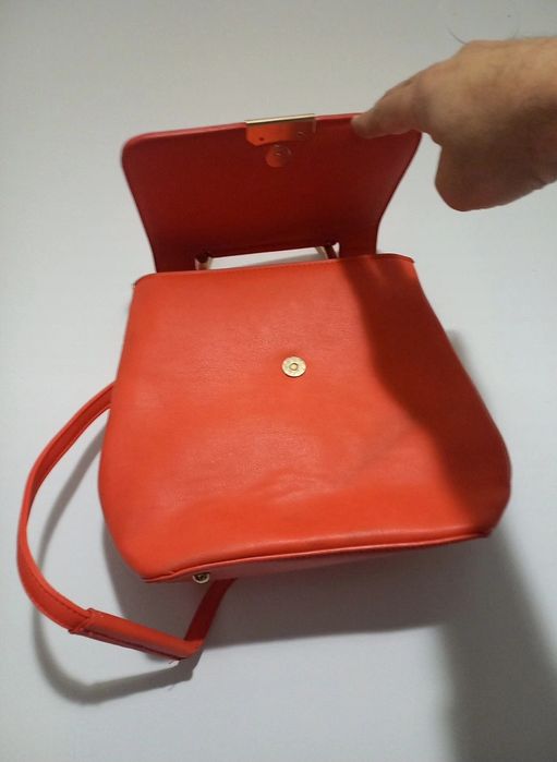 Geanta fete stare perfecta ca noua
- latimea 30 cm
- inaltimea 30 cm
Dispune de buzunar interior cu fermoar