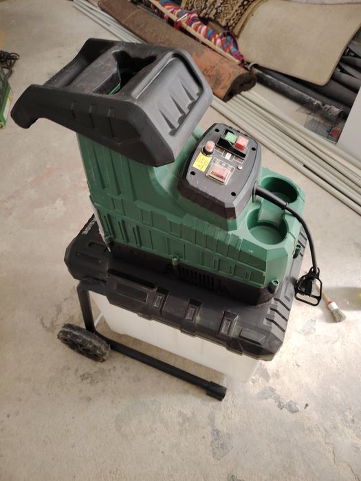 Продавам валцова дробилка за клони