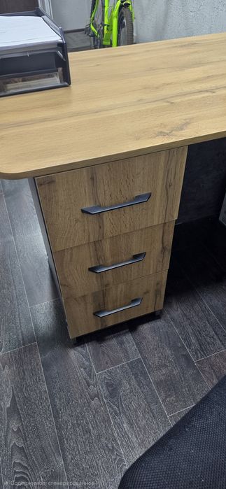 Продам стол офисный маникюрный