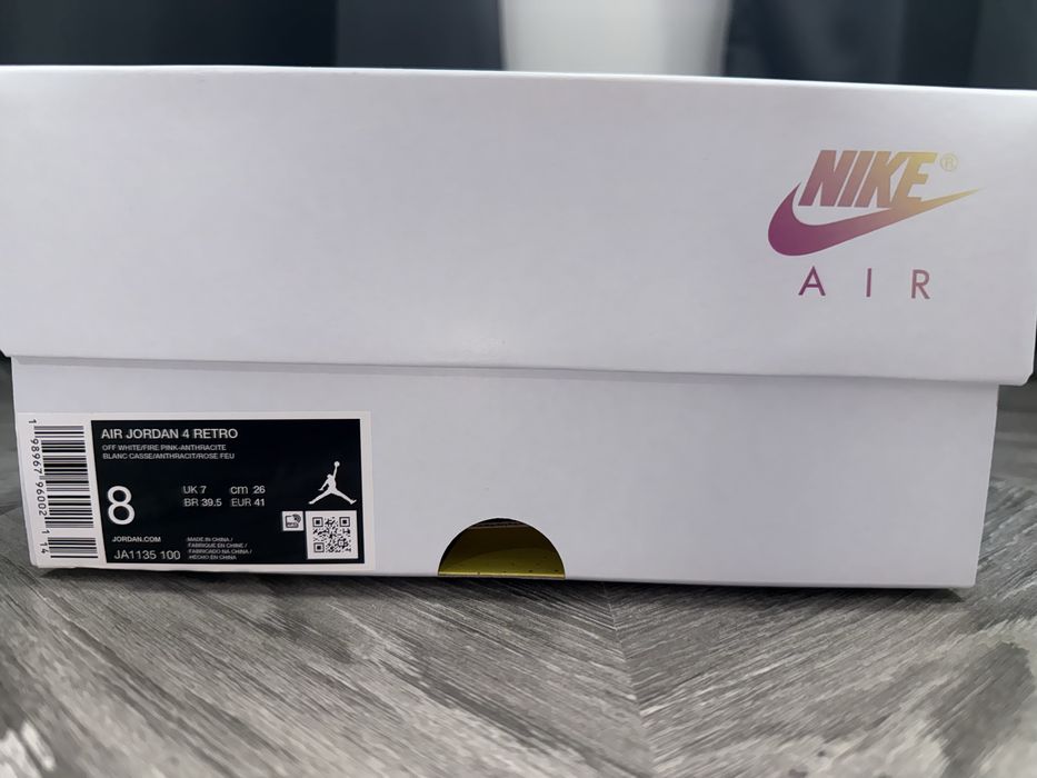 Продавам оригинални Nike Air Jordan 4 Retro Comic  41
