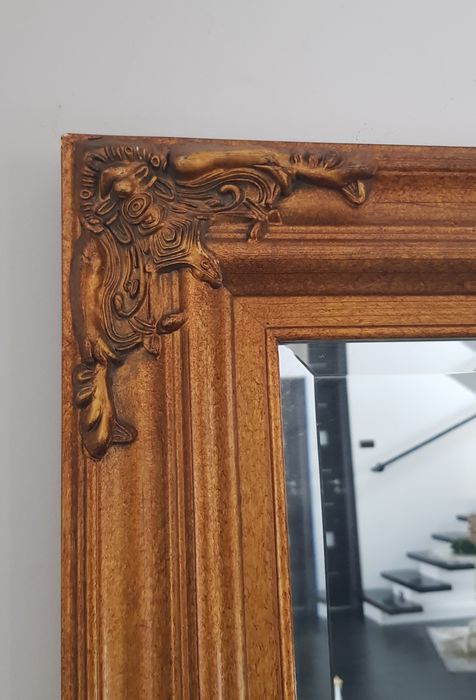 Oglindă veche cu ramă din lemn masiv