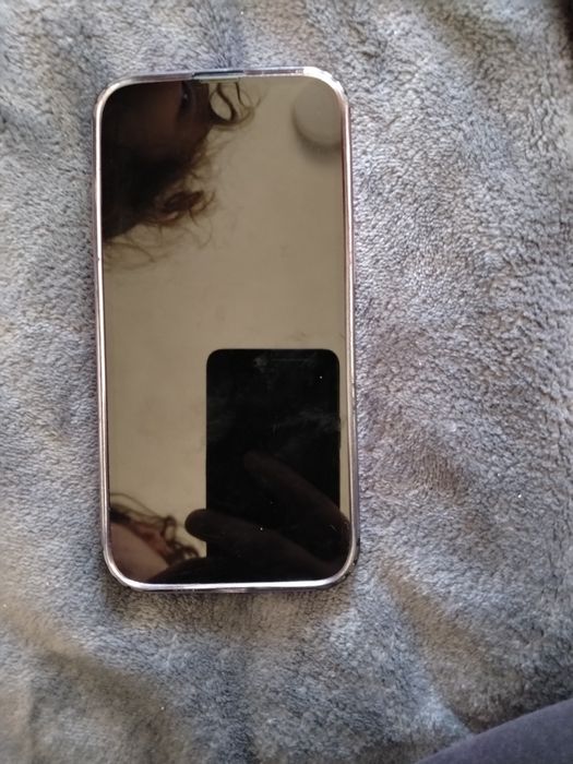 Vând iPhone 13, capacitate 128 GB, culoare albastră. Stare foarte bună