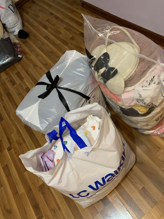Продам 3 пакета больших срочно заберите