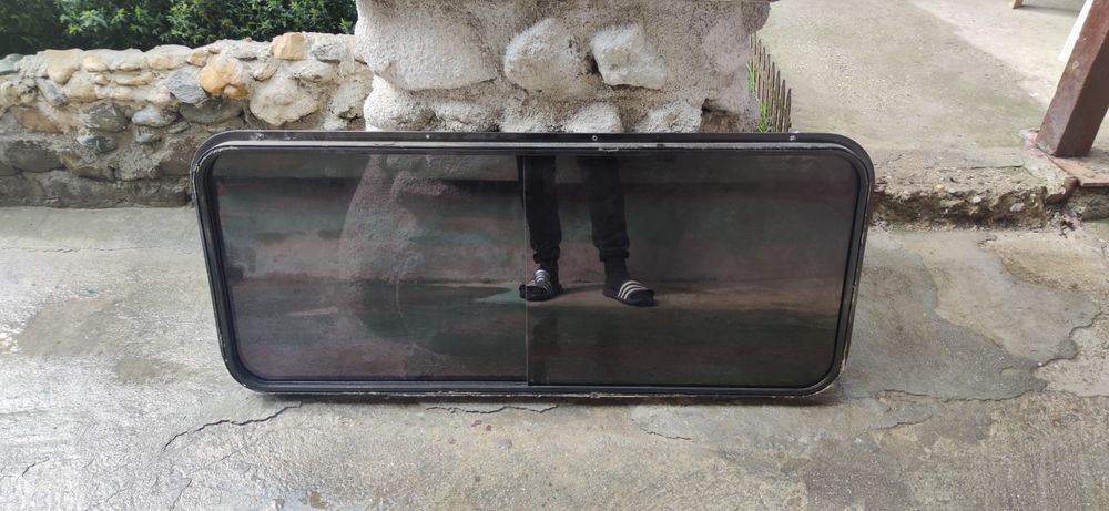 Geam despărțitor dube, dublă deschidere.