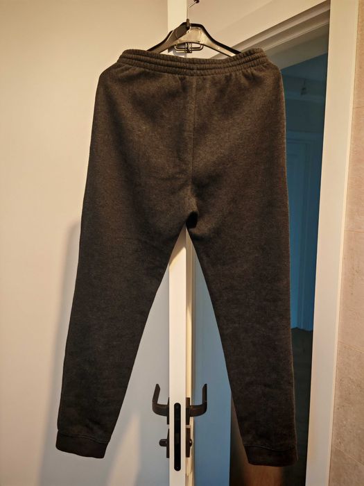 Vând pantaloni Nike Jordan