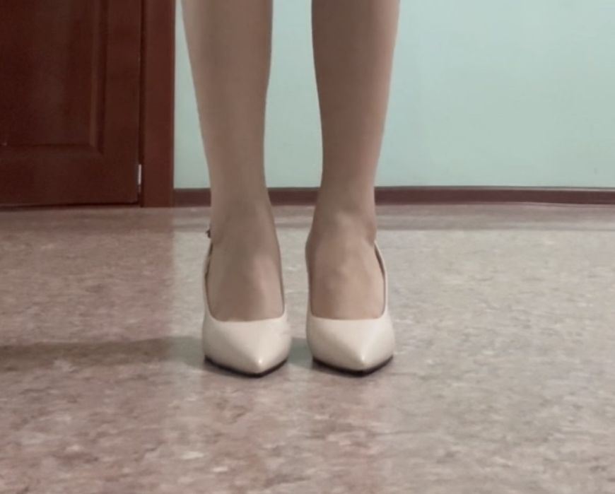 Бежевые туфли на каблуке