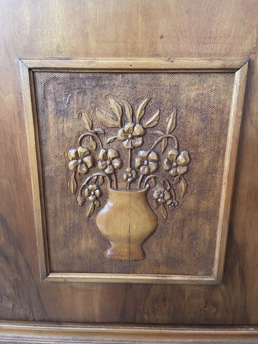 Bufet retro sculptat manual, furnir de nuc, 2 corpuri