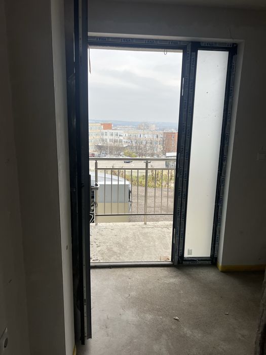 НОВА самостоятелна къща с двор