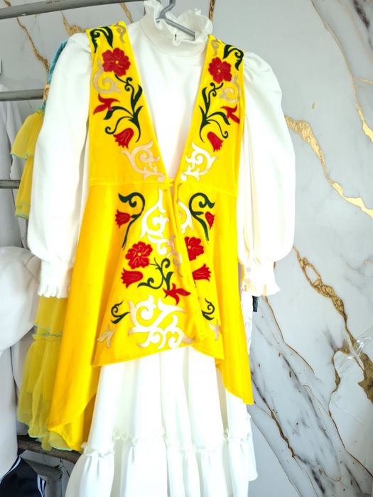 Продаётся красивый костюм желтый и платье казахское