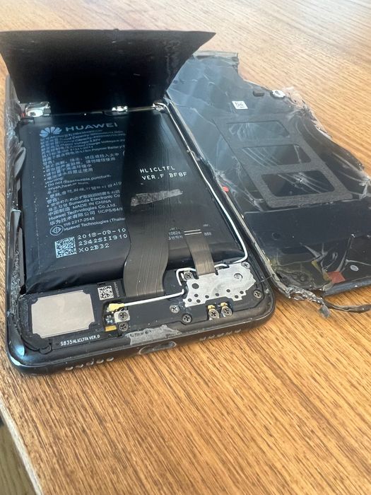 Продавам Huawei P20 Pro - 2 броя за части