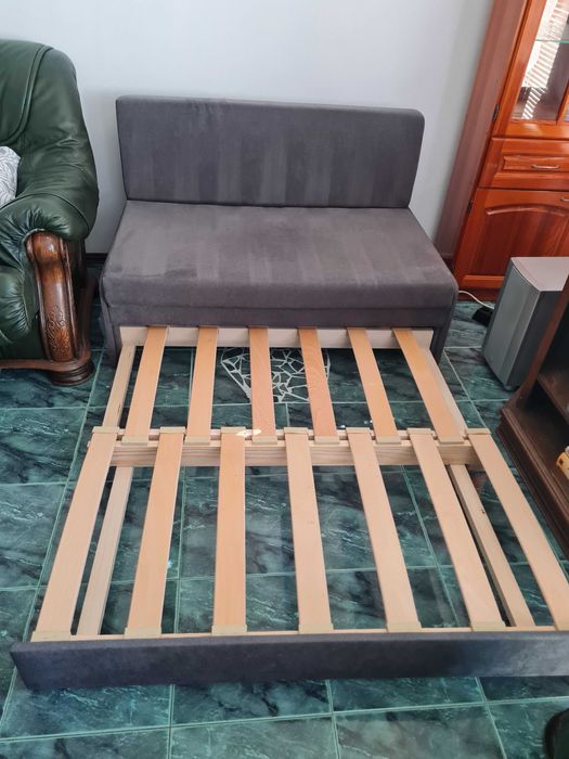 Сив разтегателен диван с функция Сън