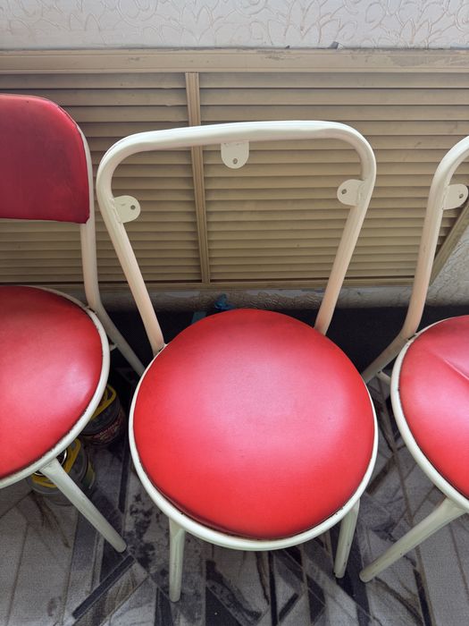 Продам четыре кухонных стула б/у