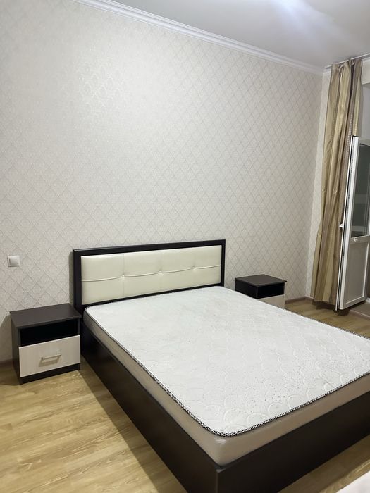 Кровать и прикроватные тумбочки