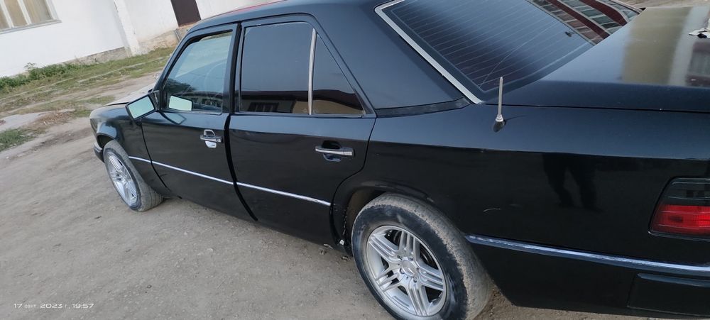 W 124 Mercedes  1990 года